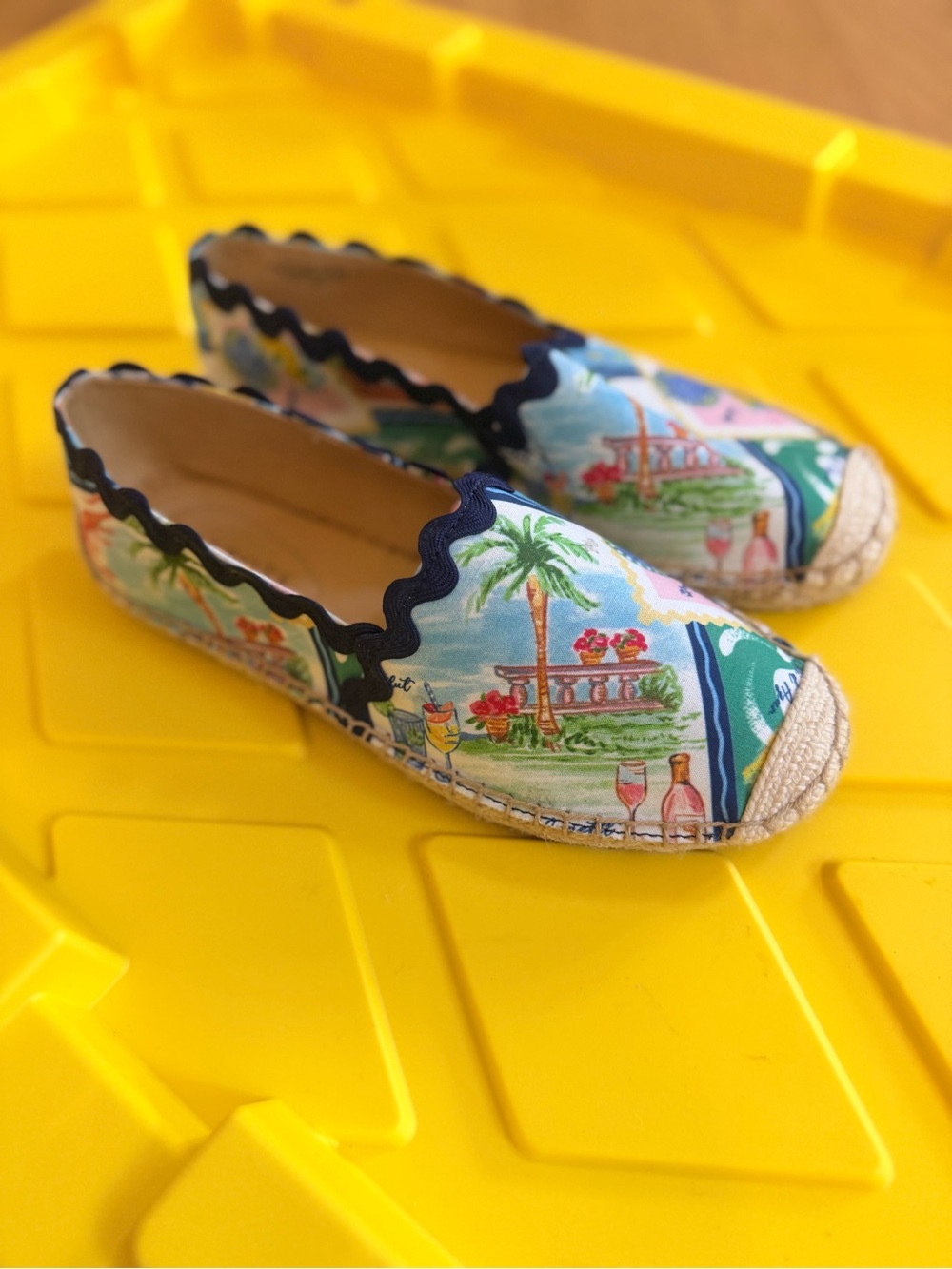 Ladies Size 5M "Talbots" Tropical Print Espadrilles in Blue, Green and Navy Trim